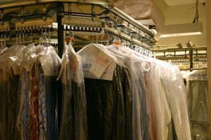 640px-Dry_clean_rack